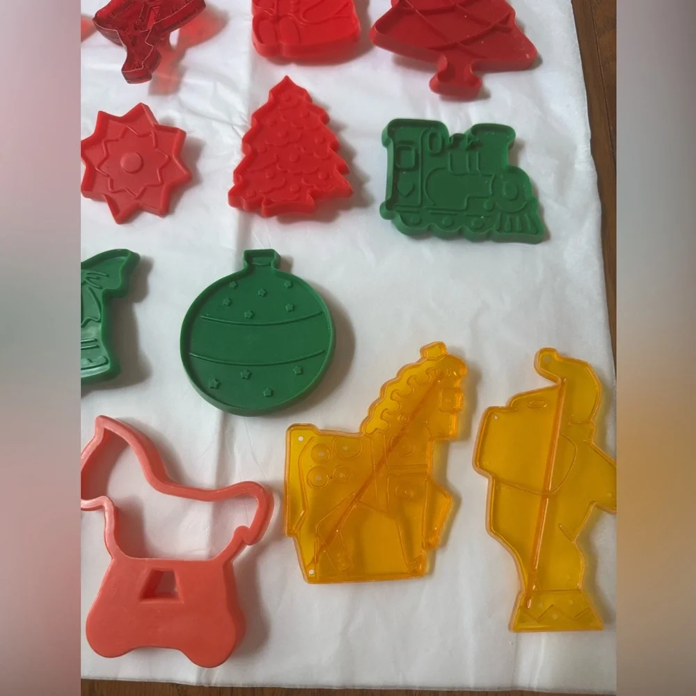 Cookie Cutters Vintage Kitchy - 26 in all
